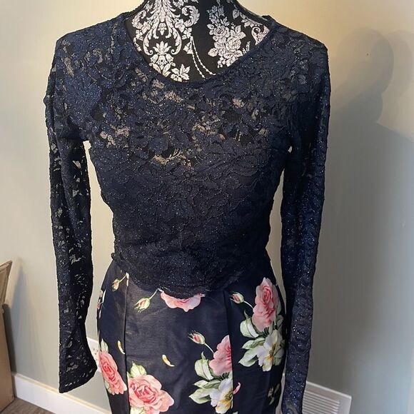 Floral & Lace Two-Piece Gown
SEQUIN HEARTS NEW. Size 7 - Picture 3 of 5